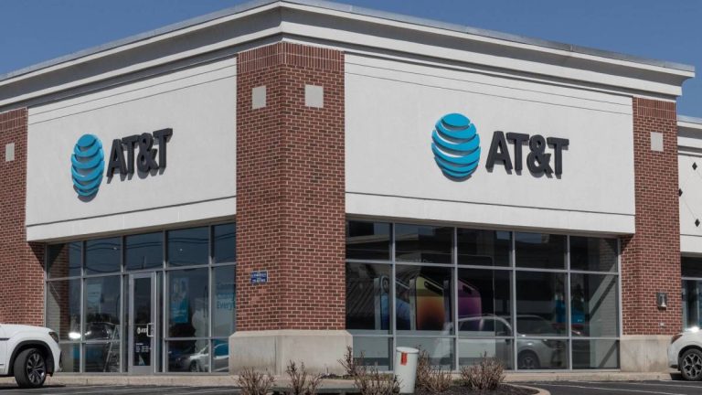 AT&T customers threaten to leave after latest warning